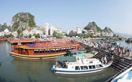 Bến cảng Cái Rồng, huyện Vân Đồn, Quảng Ninh.
